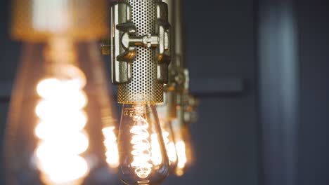 Lampenreihe-Modern,-Glühbirnen-In-Einem-Metallrahmen,-Minimalistisch,-Stilvoll,-Industriell
