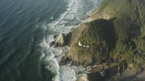 Große-Luftaufnahme-Des-Haceta-Head-Leuchtturms,-Der-Sich-Zurückzieht-Und-Die-Weite-Küste-Freigibt