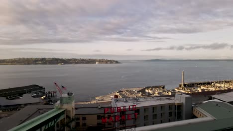 Bewölkter-Morgen-über-Dem-Pikes-Place-Market-Und-Der-Uferpromenade-Entlang-Der-Elliot-Bay,-Luftaufnahme-Herauszoomen