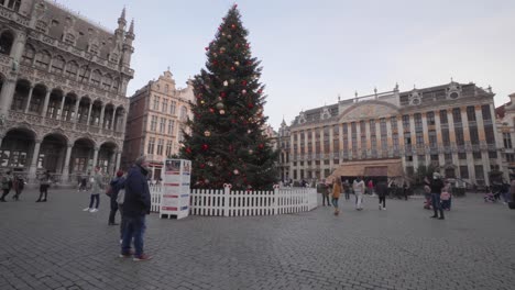 Menschen-Mit-Mundschutz-Machen-Fotos-Und-Selfies-Neben-Dem-Weihnachtsbaum-Am-Großen-Platz