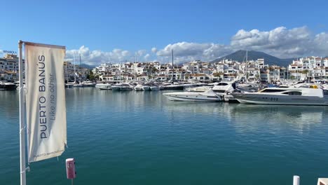Statische-4K-Ansicht-Des-Hafens-Von-Puerto-Banus,-Gefilmt-Vom-Pier,-Wunderschöne-Aussicht-Auf-Boote-Und-Den-Luxushafen-In-Der-Nähe-Von-Marbella