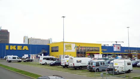 Estacionamiento-De-La-Tienda-Comercial-Ikea-Con-Un-Gran-Logo-Y-Estacionamiento-De-Autos