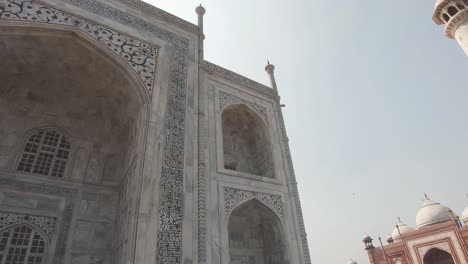 Blick-Vom-Minarett-Auf-Den-Abstrakt-Dekorierten-Grandiosen-Eingang-Des-Taj-Mahal-–-Schwenk-Weitwinkelaufnahme