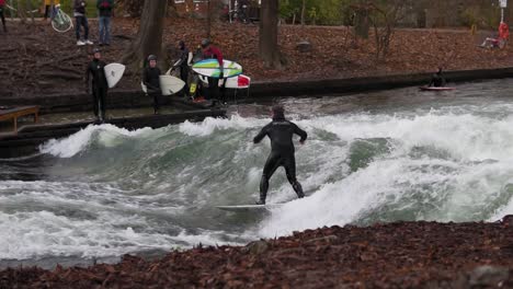 Cámara-Lenta-De-Surfistas-En-Eisbach,-Munich