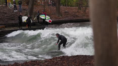 Cámara-Lenta-De-Surfistas-Que-Se-Divierten-En-Eisbach,-Munich