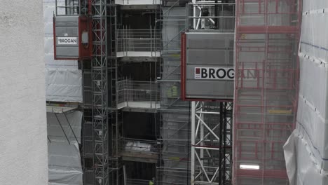 View-Of-Construction-Site-Elevator-Going-Down-In-Millbank,-London