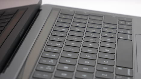 Langsames-Scrollen-Auf-Der-Tastatur-Des-Apple-MacBook-Pro