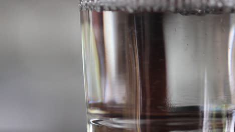 Wasser-In-Glas-Gegossen,-Nahaufnahme