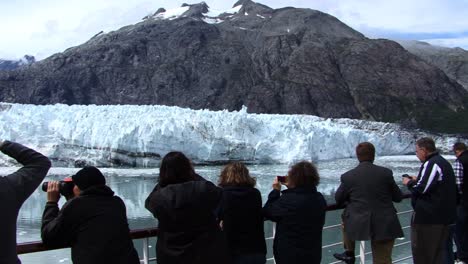 Touristen-Genießen-Die-Aussicht-Auf-Den-Margerie-Gletscher-Im-Glacier-Bay-Nationalpark-In-Alaska-An-Bord-Eines-Kreuzfahrtschiffes