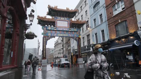 Pocos-Turistas-Caminando-Por-El-Elaborado-Cierre-De-Covid-De-La-Puerta-Del-Barrio-Chino-De-Londres