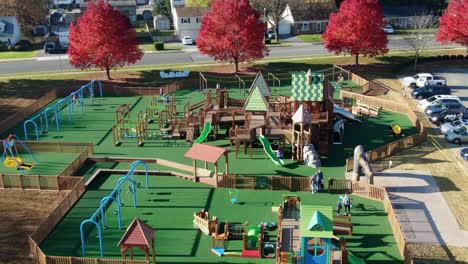 Kinder-Im-öffentlichen-Spielplatzpark-In-Einer-Kleinstadt-In-Den-USA