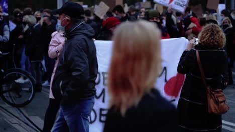 Demonstranten-Halten-Transparente-Bei-Einer-Demonstration-Auf-Einer-Straße-In-Stettin,-Polen-–-Mittlere-Aufnahme