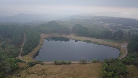 Drohnen-Luftaufnahme-Eines-Künstlichen-Sees-Im-Hochland-Der-Provinz-Chiriqui,-Panama