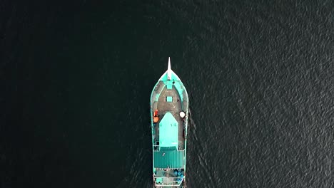 Hoher-Winkel-Eines-Fischerbootes,-Das-Im-Meer-Segelt