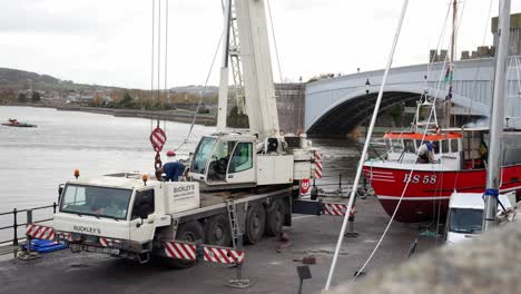 Hydraulischer-Kranfahrzeug-Lademaschinen-Fischerboot-Auf-Dem-Conwy-Wales-Hafen-Dolly-Rechts