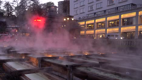 Felder-Der-Heißen-Quellen-In-Kusatsu-Onsen-In-Japan,-Nachts-Beleuchtet