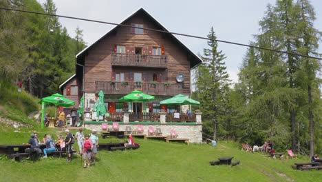 Luftaufnahme-Von-Touristen,-Die-Den-Sommertag-In-Der-Berghütte-Genießen