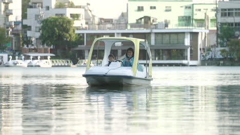 Madre-E-Hija-Montando-Un-Bote-De-Remos-En-Aguas-Tranquilas-En-Tokio,-Japón-Durante-La-Pandemia-De-Covid-19