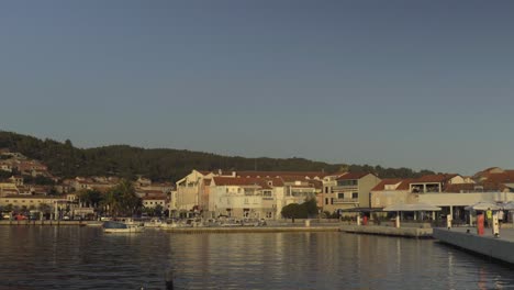 Ein-Neuer-Betonpier-Für-Segelboote-Mit-Café-In-Vela-Luka-In-Kroatien