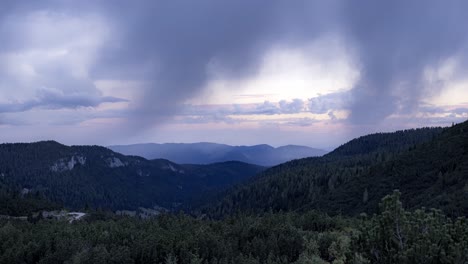 Zeitraffer-Von-Flüsternden-Wolken,-Die-über-Einer-Wunderschönen-Landschaft-In-Italien-Vorbeiziehen