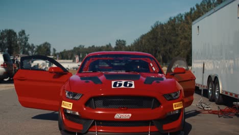 Toma-De-Grúa-Del-Auto-De-Carreras-Ford-Mustang-GT3-2008-En-Speedway-El-Día-De-La-Carrera