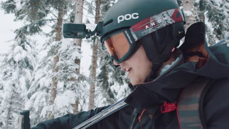 Nahaufnahme-Eines-Skifahrers-Mit-Einer-Actionkamera-Auf-Dem-Kopf,-Der-Auf-Die-Berge-Blickt