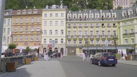 Wunderschöne-Architektur-Von-Gebäuden-Auf-Den-Berühmten-Straßen-Von-Prag