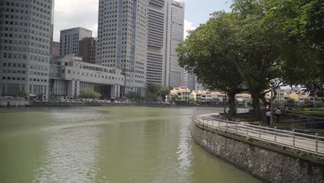Ruhiger-Singapur-Fluss-In-Der-Innenstadt-Von-Der-Cavenagh-Brücke-In-Singapur