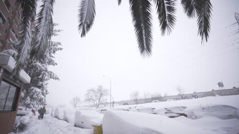 Menschen,-Die-Ihr-Leben-Inmitten-Des-Schneesturms-Filomena-In-Madrid,-Spanien,-Verlieren