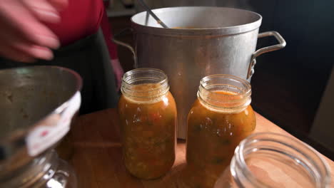 Preparar-Sopa-Minestrone-Recién-Cocinada-En-Tarros-De-Albañil-Para-Enlatar---ángulo-Alto,-Cerrar