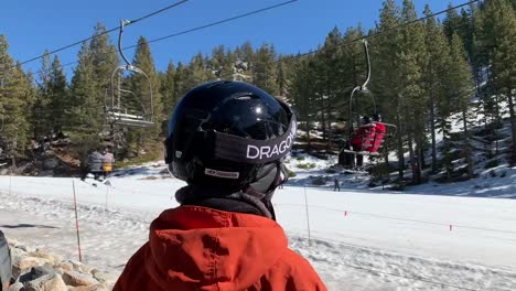 Niño-Listo-Para-Ir-A-Esquiar-En-La-Estación-De-Esquí-De-Diamond-Peak-En-Lake-Tahoe