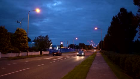 Schöner-Blauer-Himmel,-Autoverkehr-Auf-Der-Straße-In-Der-Abenddämmerung-In-Dundalk,-Irland