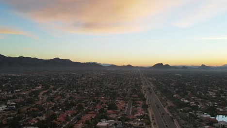 Lufthyperlapse-Der-Goldenen-Stunde-Des-Sonnenuntergangs-über-Der-Stadt-Scottsdale,-Arizona