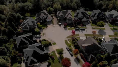 Drohnen-4K-Aufnahmen-Von-Cloverdale,-Städtischer-Wohnungsbau-Für-Bürger-Der-Mittelschicht,-Zonierte-Stadtplanung-In-Einer-Sackgasse-Mit-Schönen-Landschaften