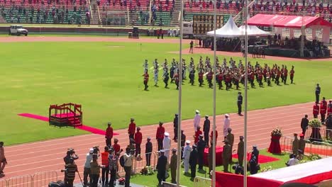 Nairobi-diciembre-De-2020-La-Banda-Militar-Entra-En-El-Desfile-Correspondiente-A-Las-Celebraciones-Navideñas-Del-Día-De-La-Independencia-En-El-Estadio-Nyoyo-De-Nairobi,-Kenia,-El-12-De-Diciembre-De-2020