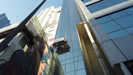 Zeitraffer-Eines-Fensterreinigungs--Und-Waschteams-Von-Wolkenkratzern,-Das-In-Der-Innenstadt-Von-Hongkong-Tätig-Ist