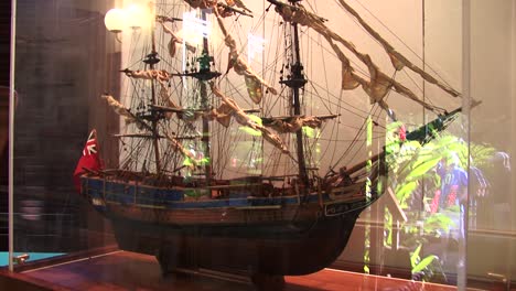 Modell-Des-Segelschiffs-HMS-Bounty-Der-Royal-Navy-Im-Hausmuseum-Des-Schriftstellers-James-Norman-Hall-In-Papeete,-Tahiti