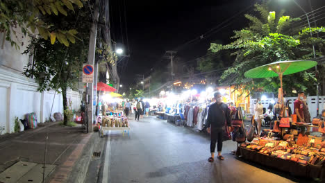 Chiang-Mai,-Tailandia---6-De-Diciembre-De-2016---Turistas-Caminando-Y-Eligiendo-Comida-En-El-Mercado-Nocturno-En-Chiang-Mai,-Tailandia