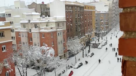 Stark-Verschneite-Straße-Von-Madrid-Aus-Einem-Fenster-Betrachtet