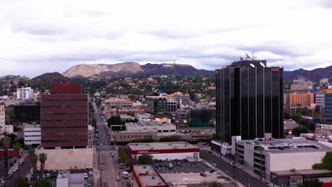 Aufsteigende-Luftaufnahme-Der-Innenstadt-Von-Hollywood-Mit-Dem-Hollywood-Schild