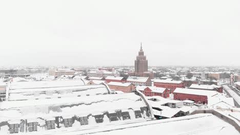 Struktur-Der-Lettischen-Akademie-Der-Wissenschaften-Mit-Schnee-Bedeckt,-Riga-Luftaufnahme