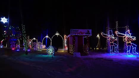 Vorbeifahrende-Außenbeleuchtungsshow-Winterwunderland-Aufgrund-Der-Covid-19-Abstandsmaßnahme,-Um-Die-Familienfreundlichen-Weihnachtsferien-Mit-LED-beleuchteten-Dekorativen-Weihnachtsthemen-In-Einem-Umfunktionierten-Wohnmobilpark-Zu-Genießen