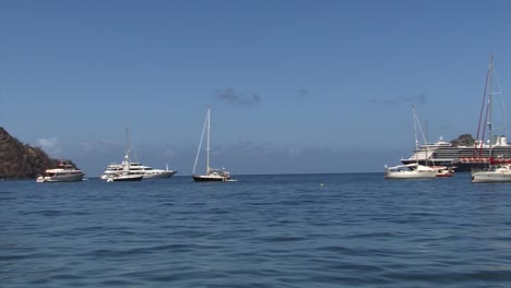 Kreuzfahrtschiff,-Kleine-Yachten-Und-Segelboote-In-Taiohae-Bay,-Nuku-Hiva,-Marquesas-Inseln,-Französisch-Polynesien