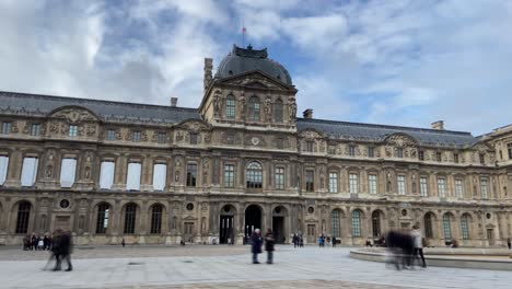 El-Magnífico-Exterior-Del-Palacio-Del-Louvre-En-París,-Francia-Durante-Un-Día-Nublado---Hiperlapso