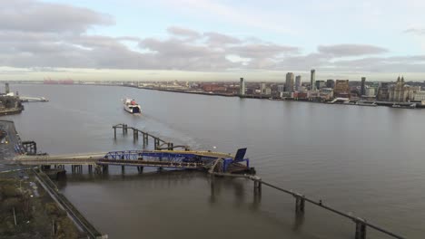 Das-Logistikschiff-Der-Stena-Line-Verlässt-Das-Terminal.-Luftumlaufbahn,-Rechte-Ansicht-Von-Birkenhead,-Liverpool,-Hafen,-Stadtlandschaft