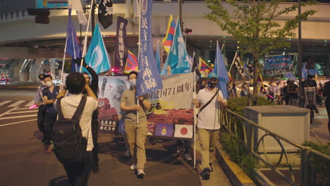 Regierungsfeindliche-Kundgebungsteilnehmer-Marschieren-In-Tokio,-Japan,-Trotz-Des-Protokolls-Zur-Sozialen-Distanzierung