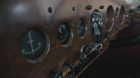 Eine-Filmische-Ansicht-Der-Bentley-R-Type-Zifferblätter-Mit-Anzeige-Der-Aktuellen-Uhrzeit-Und-Des-Kraftstoffverbrauchs