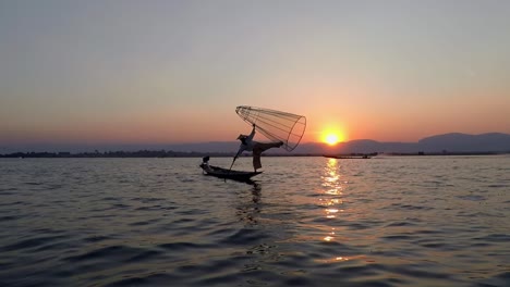 Pescador-Hombre-Lago-Atardecer-Myanmar-A-Lo-Largo-De-La-Mañana-Barco