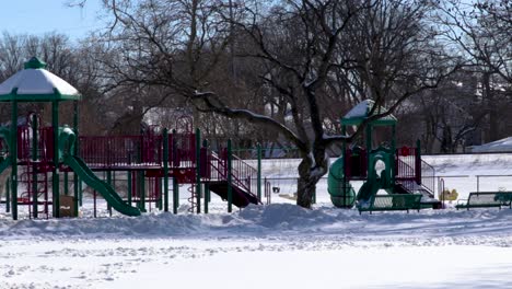 Eine-Totalaufnahme-Eines-Leeren,-Schneebedeckten-öffentlichen-Spielplatzes