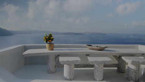 Eine-Terrasse-Einer-Ferienvilla-Mit-Blick-Auf-Die-Atemberaubende-Meereslandschaft-Von-Santorin